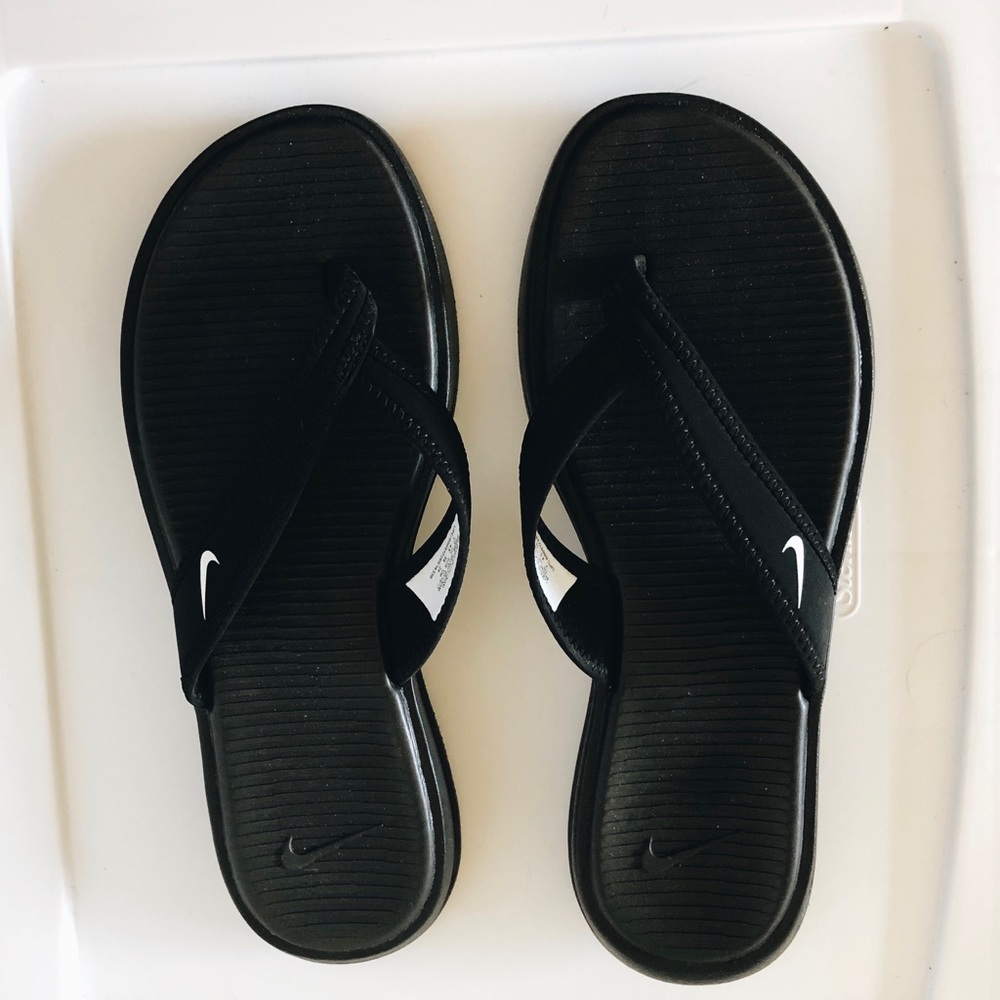 NWOT Nike Black Flip Flops Women’s Size 7